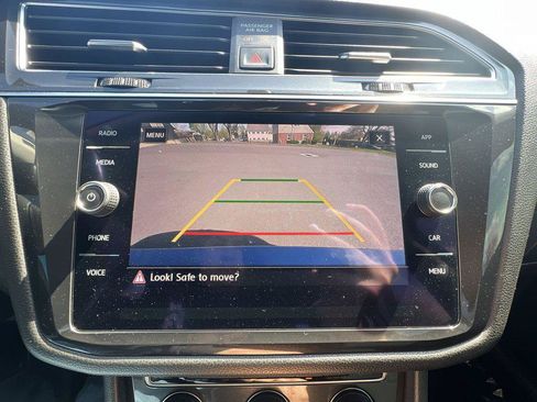 Used 2018 Volkswagen Tiguan SE w/ Panoramic Sunroof Package AWD/4WD image 17