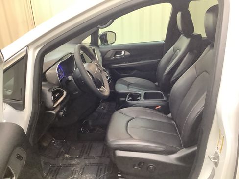 Used 2025 Chrysler Pacifica Select FWD image 13
