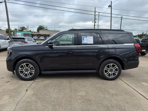 Used 2025 Ford Expedition Active AWD/4WD image 2