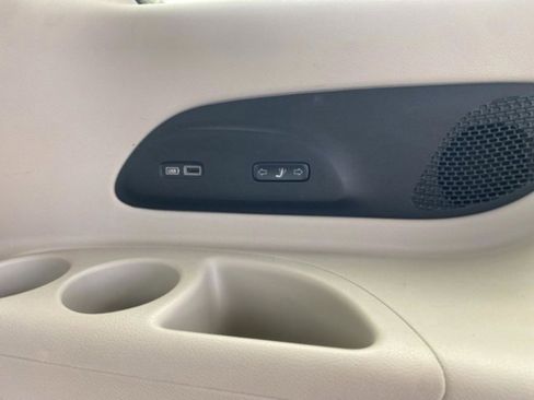 Used 2020 Chrysler Pacifica Limited image 34