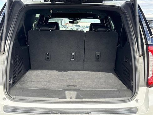 Used 2022 GMC Yukon XL SLT w/ SLT Luxury Package image 9