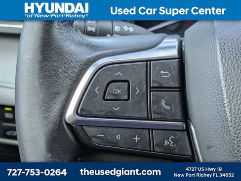 Used 2021 Toyota Highlander XLE AWD/4WD image 38