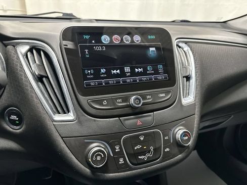 Used 2017 Chevrolet Malibu LT FWD image 11