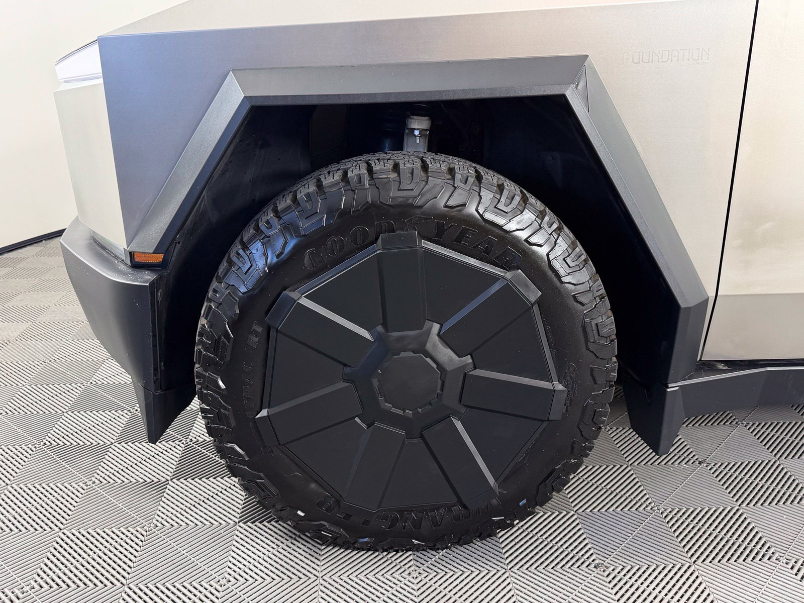 Used 2024 Tesla Cybertruck AWD Crew Cab image 4