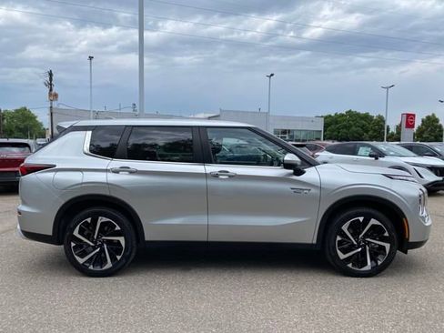 Used 2024 Mitsubishi Outlander 4WD Plug-In Hybrid image 6