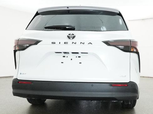 New 2026 Toyota Sienna XLE FWD image 2