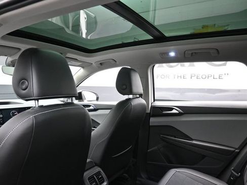 Used 2023 Volkswagen Taos SE w/ Panoramic Sunroof Package FWD image 25