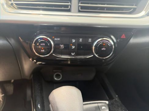 Used 2025 Chevrolet Trax LT FWD image 20