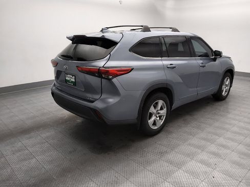 Used 2021 Toyota Highlander LE AWD/4WD image 9