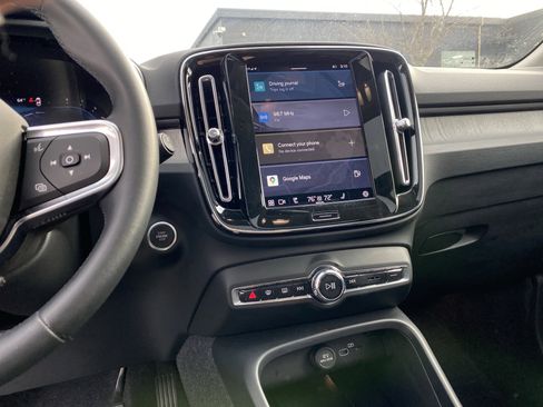 Used 2025 Volvo XC40 B5 Core image 28