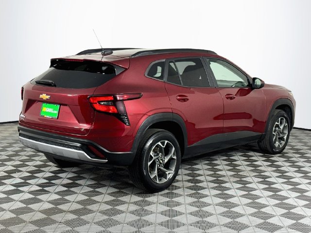 Used 2024 Chevrolet Trax LT FWD image 8