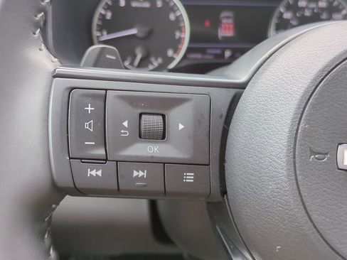 Used 2025 Nissan Pathfinder SV FWD image 24