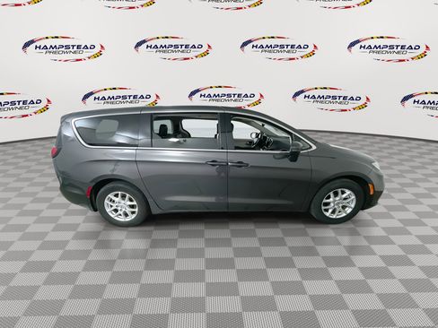 Used 2023 Chrysler Pacifica Touring-L FWD image 9
