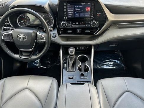 Used 2022 Toyota Highlander XLE image 14