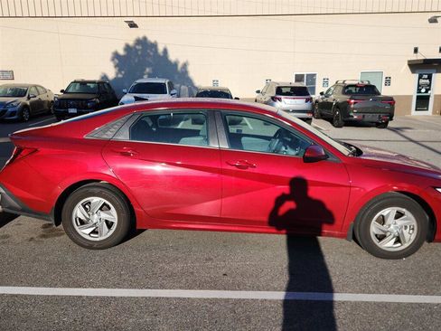 Used 2025 Hyundai Elantra SE FWD image 3