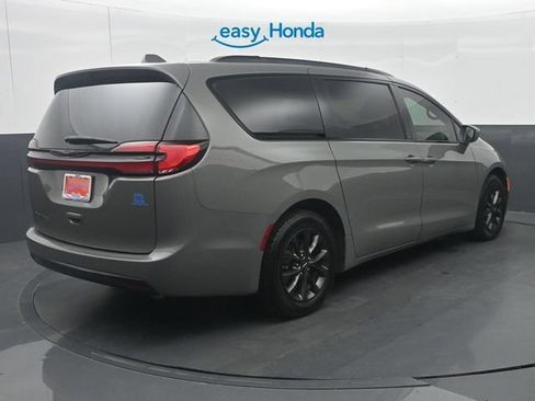 Used 2021 Chrysler Pacifica Touring-L w/ Uconnect Theater Family Group FWD image 7