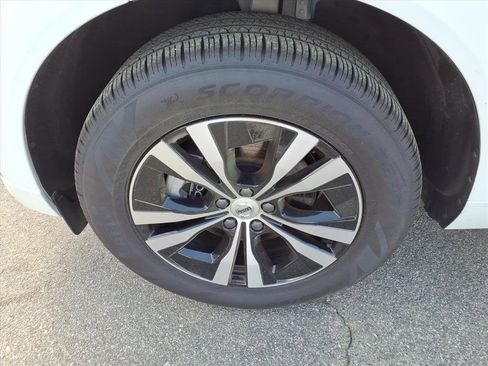 Certified 2025 Volvo XC60 B5 Core image 11