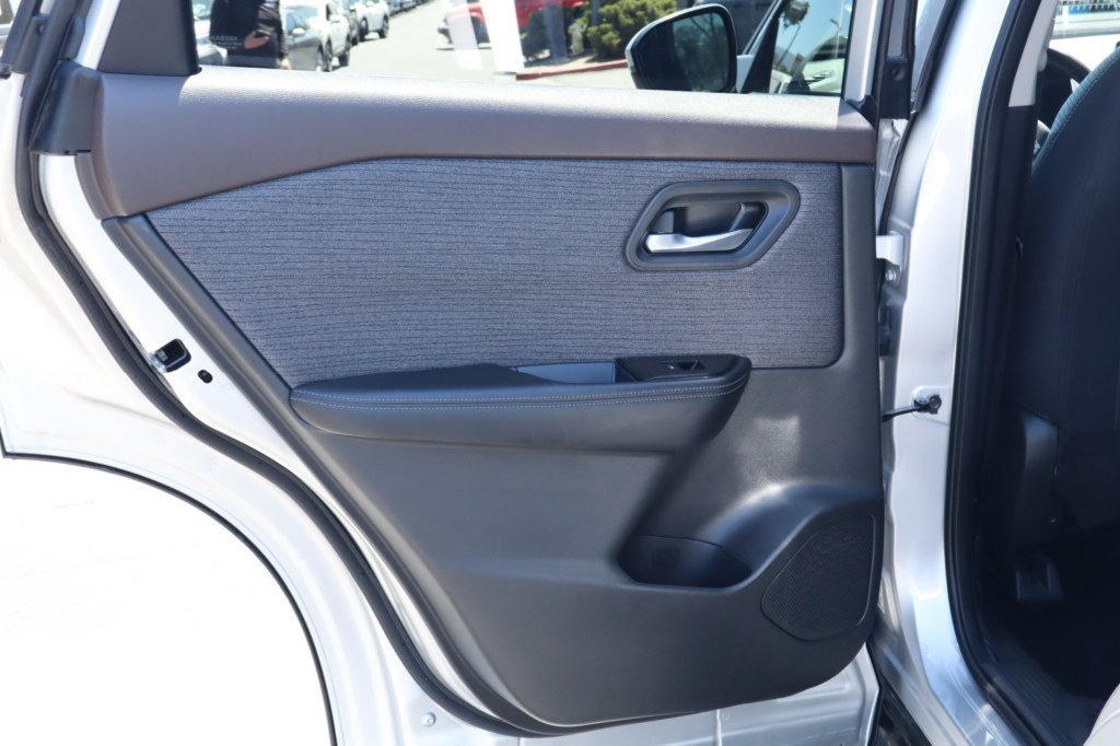 Used 2022 Nissan Rogue SV AWD/4WD image 37