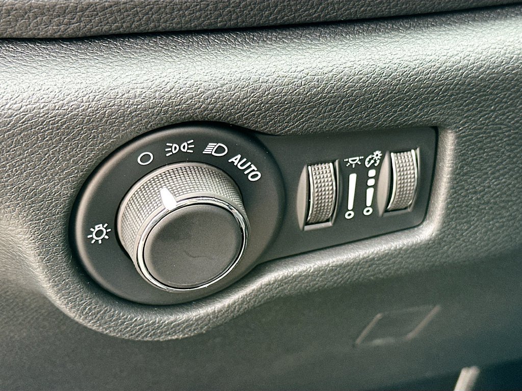 New 2027 Chrysler Pacifica Select FWD image 14