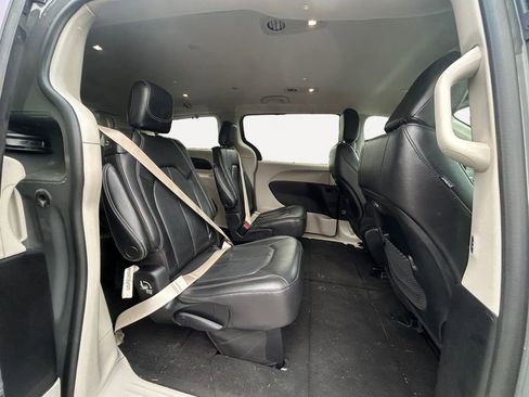 Used 2022 Chrysler Pacifica Touring-L image 11