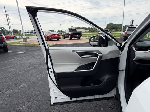 Used 2025 Toyota RAV4 XLE FWD image 19