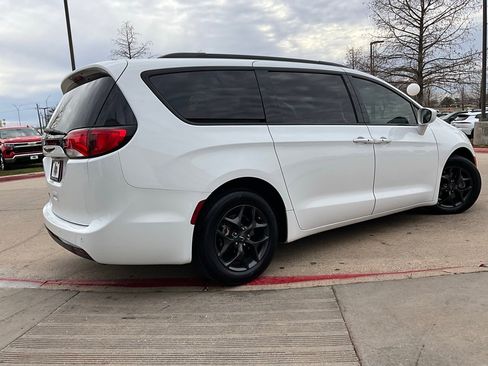 Used 2020 Chrysler Pacifica Touring-L Plus w/ S Appearance Package image 6