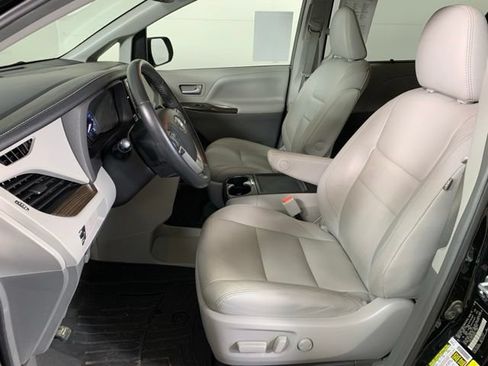Used 2018 Toyota Sienna XLE FWD image 20