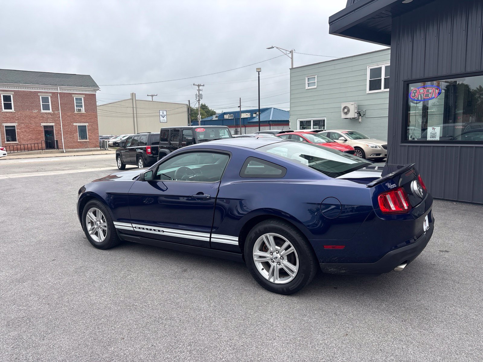 Used 2012 Ford Mustang Coupe RWD image 2