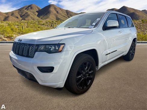 Used 2018 Jeep Grand Cherokee Altitude image 2