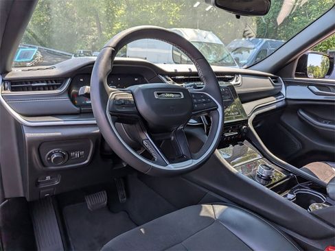 Certified 2023 Jeep Grand Cherokee Altitude image 11