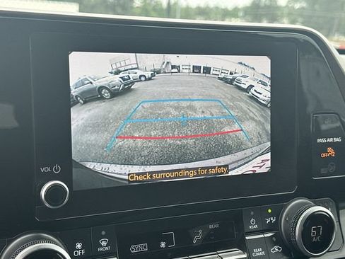 Used 2023 Toyota Highlander XLE FWD image 14