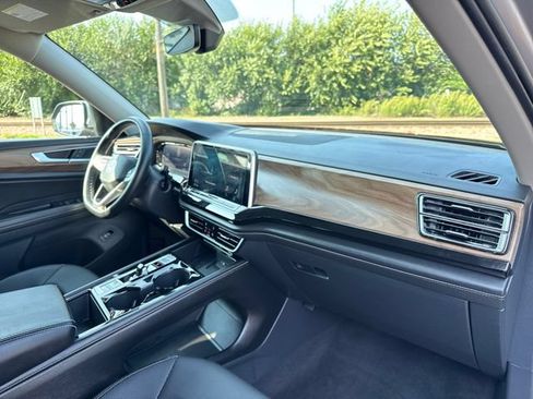 Used 2025 Volkswagen Atlas SE AWD/4WD image 27