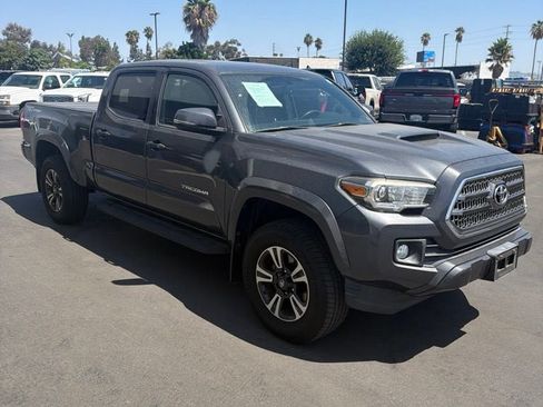 Used 2017 Toyota Tacoma TRD Sport RWD image 3