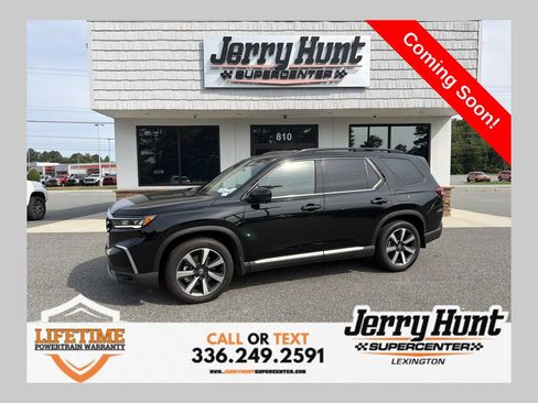 Used 2025 Honda Pilot Touring image 1