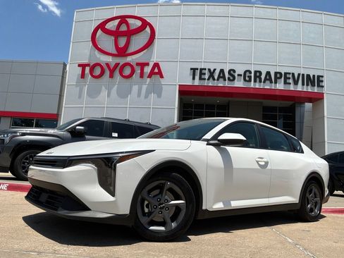 Used 2025 Kia K4 FWD image 2