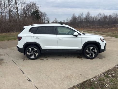 Used 2025 Volkswagen Taos SE AWD/4WD image 10