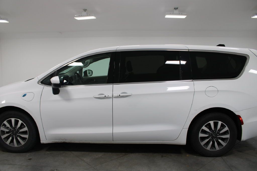 Used 2024 Nissan Versa SR FWD image 52
