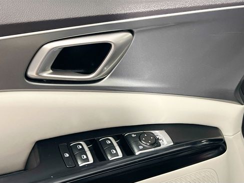 Used 2023 Kia Carnival LX image 16