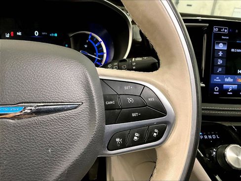 Used 2021 Chrysler Pacifica Limited FWD image 18
