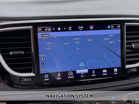 Used 2023 Chrysler Pacifica Limited w/ Uconnect Theater Family Group FWD image 3