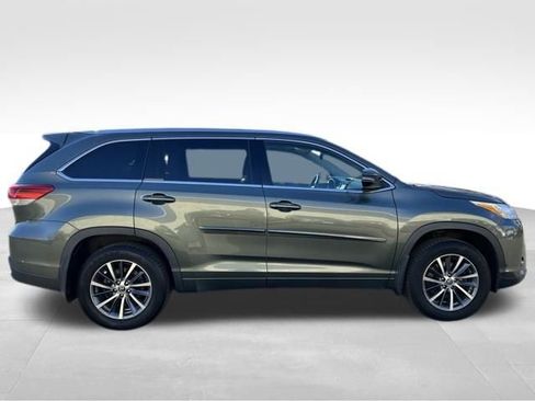 Used 2017 Toyota Highlander XLE image 8