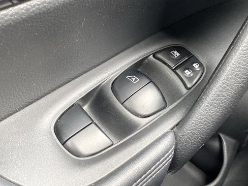 Used 2017 Nissan Rogue SV w/ SV Premium Package image 27