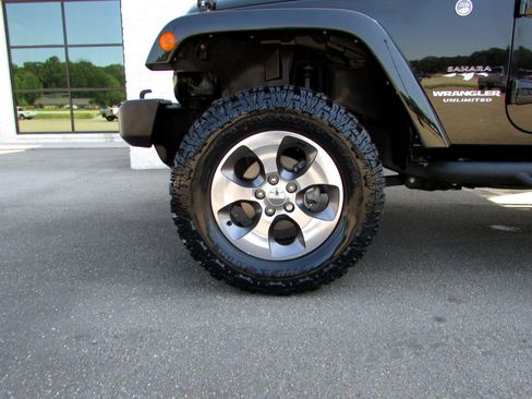 Used 2016 Jeep Wrangler Unlimited Sahara w/ Connectivity Group image 15