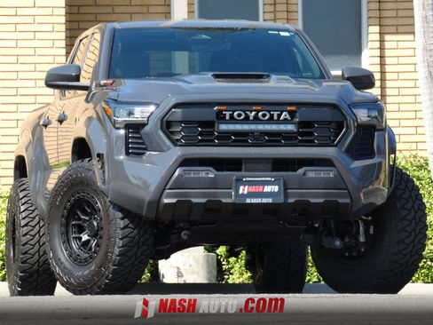 Used 2025 Toyota Tacoma TRD Sport AWD/4WD image 1