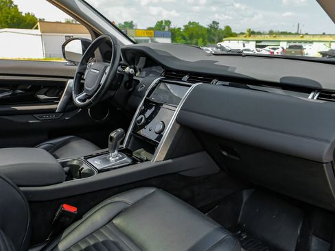 Used 2020 Land Rover Discovery Sport SE image 17