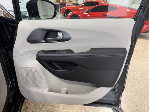 Used 2024 Chrysler Pacifica Touring-L FWD image 30