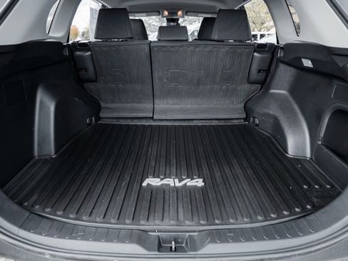 Used 2021 Toyota RAV4 LE image 29