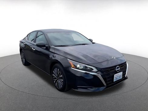 Used 2025 Nissan Altima 2.5 SV image 3