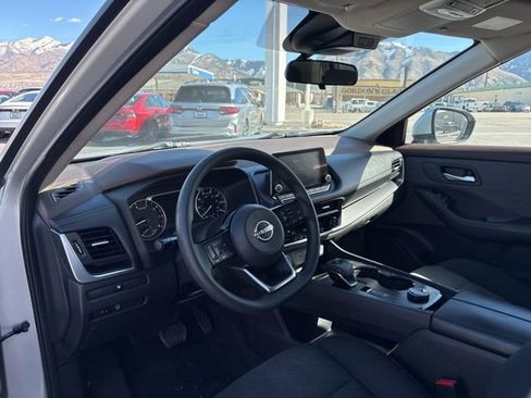 Used 2023 Nissan Rogue SV image 10