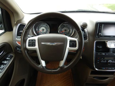 Used 2014 Chrysler Town & Country Touring FWD image 13